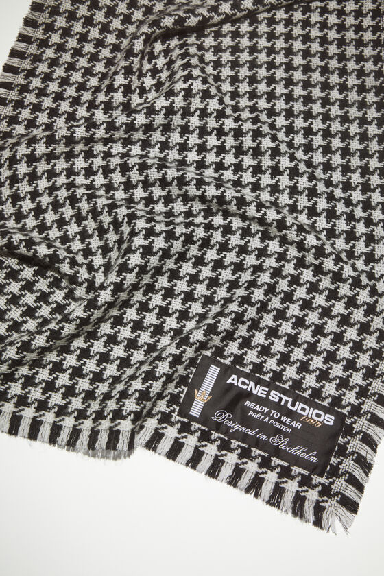 (image for) Resourceful Houndstooth wool scarf